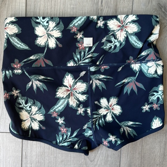 Vuori shorts, black with hibiscus flowers - Picture 2 of 6